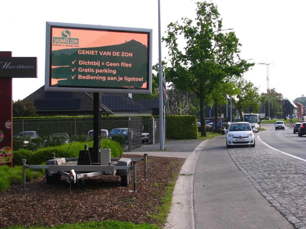 Tekstbord op aanhangwagen