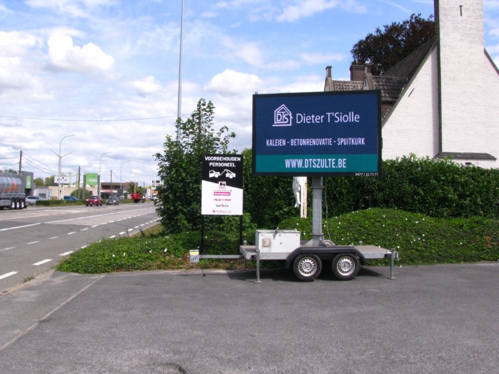 Tekstbord op aanhangwagen